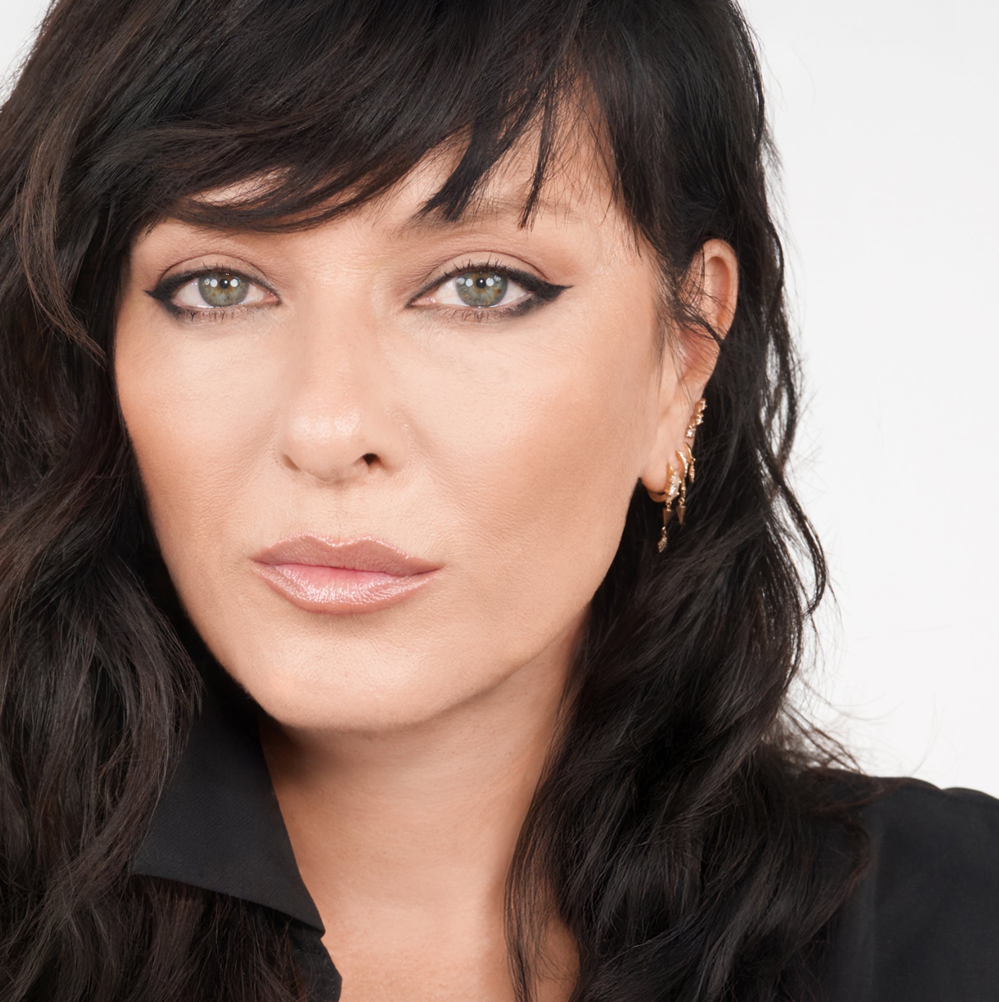 תמונה של מנהלת הקריאייטיב של המותג, נטאשה דנונה, על רקע לבן.