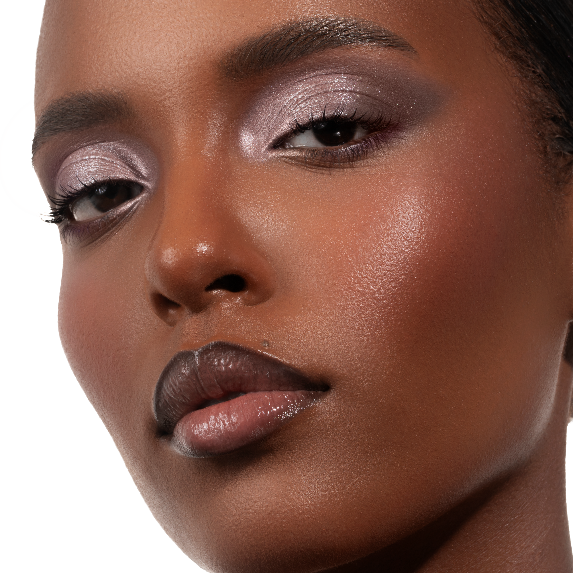 תמונת דוגמנית עם פלטת Luxe Glam Compact בגוון 'Cool' על רקע לבן.