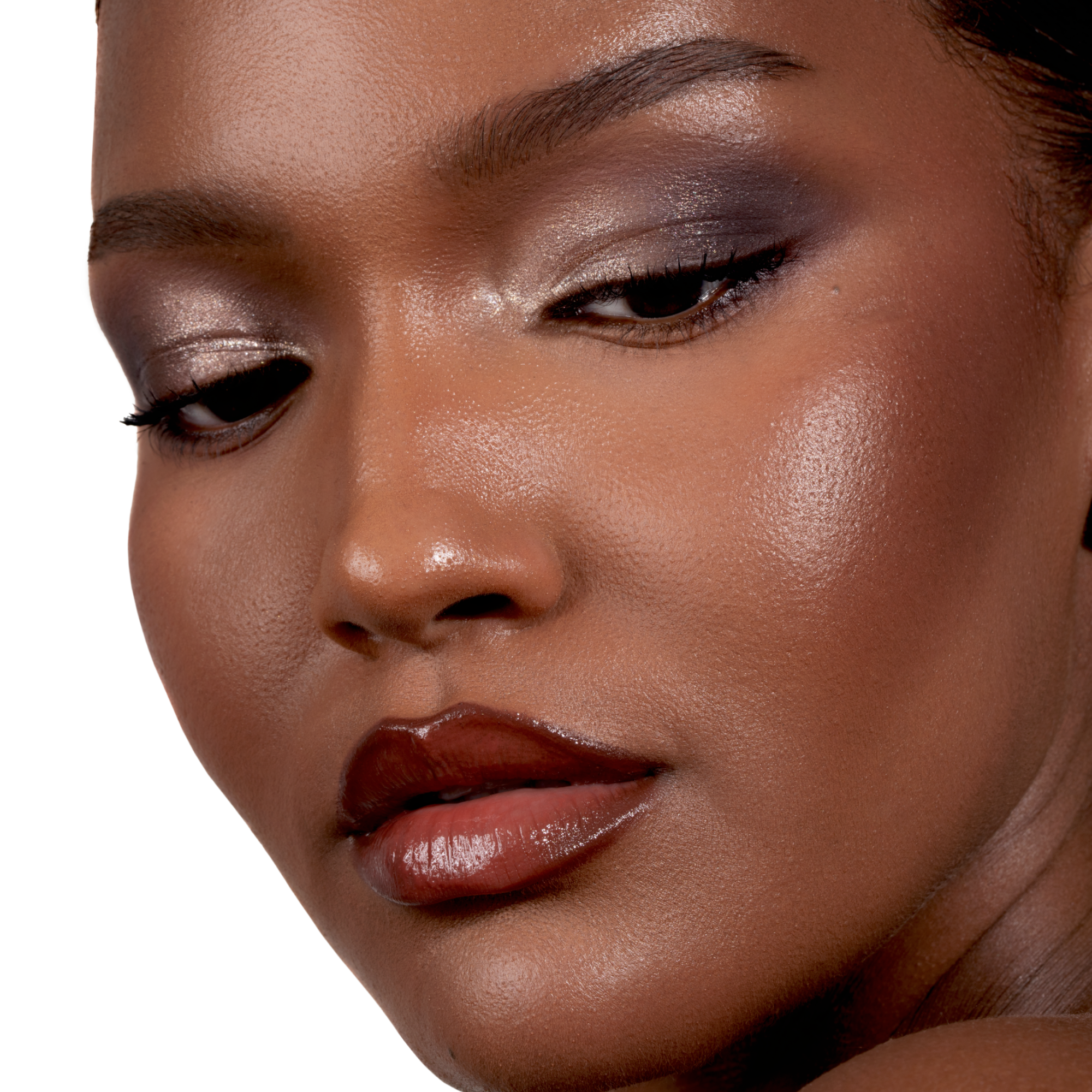 תמונת דוגמנית עם פלטת Luxe Glam Compact בגוון 'Nude' על רקע לבן.