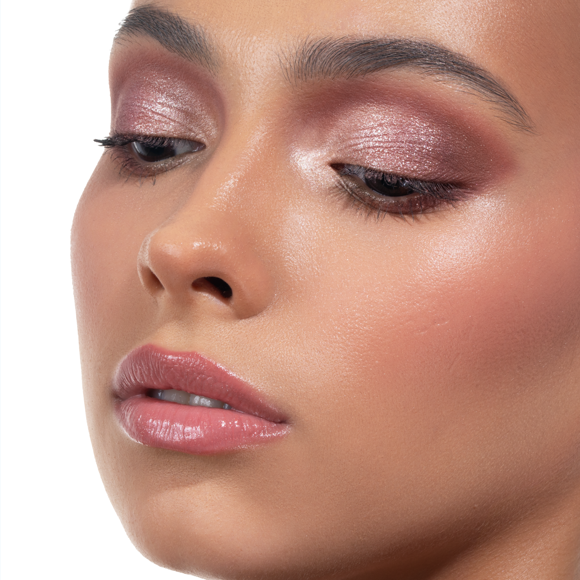 תמונת דוגמנית עם פלטת Luxe Glam Compact בגוון 'Rosy' על רקע לבן.